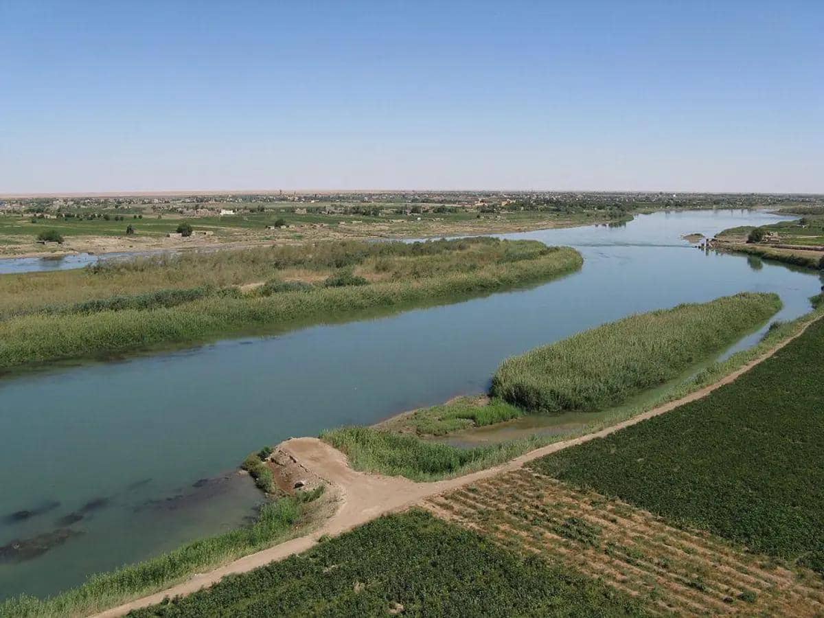 Gunung emas di sungai efrat