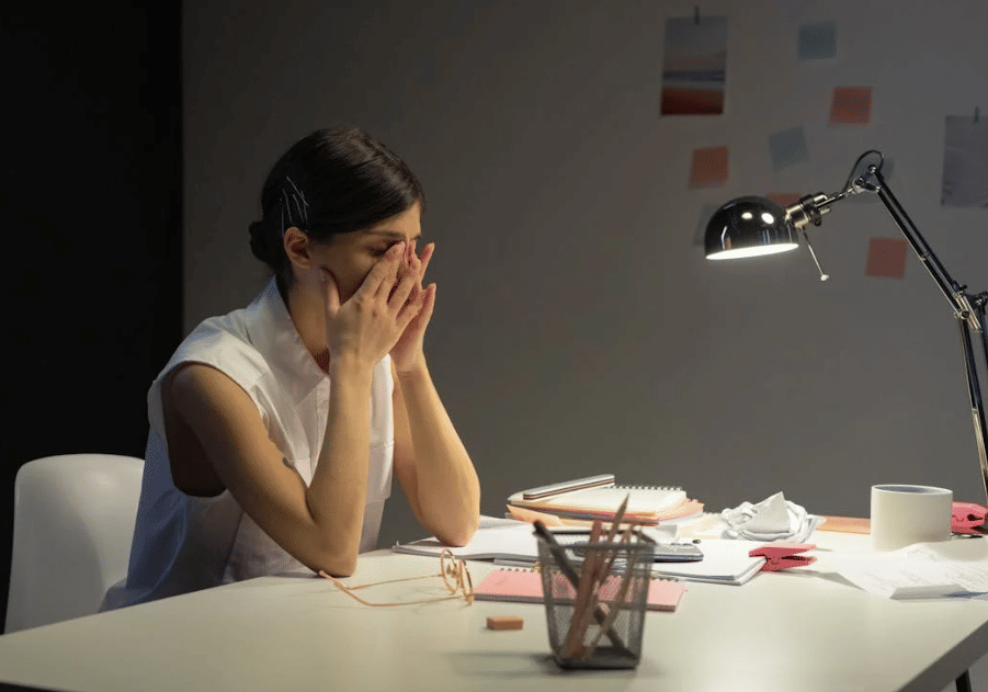 illustrasi lelah bekerja (pexels.com/cottonbro studio)