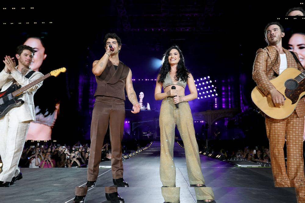  Fakta Persahabatan Jonas Brothers dan Demi Lovato