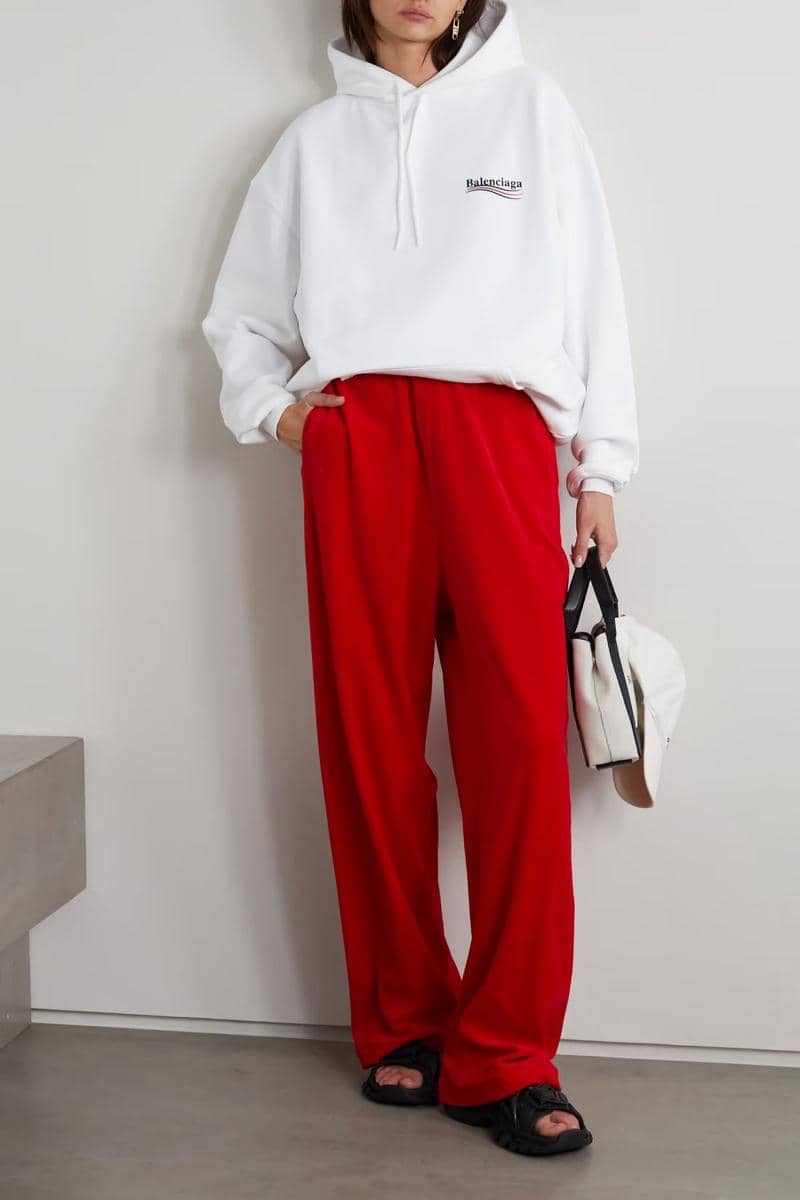 Hoodie Putih dan Celana Merah.jpg