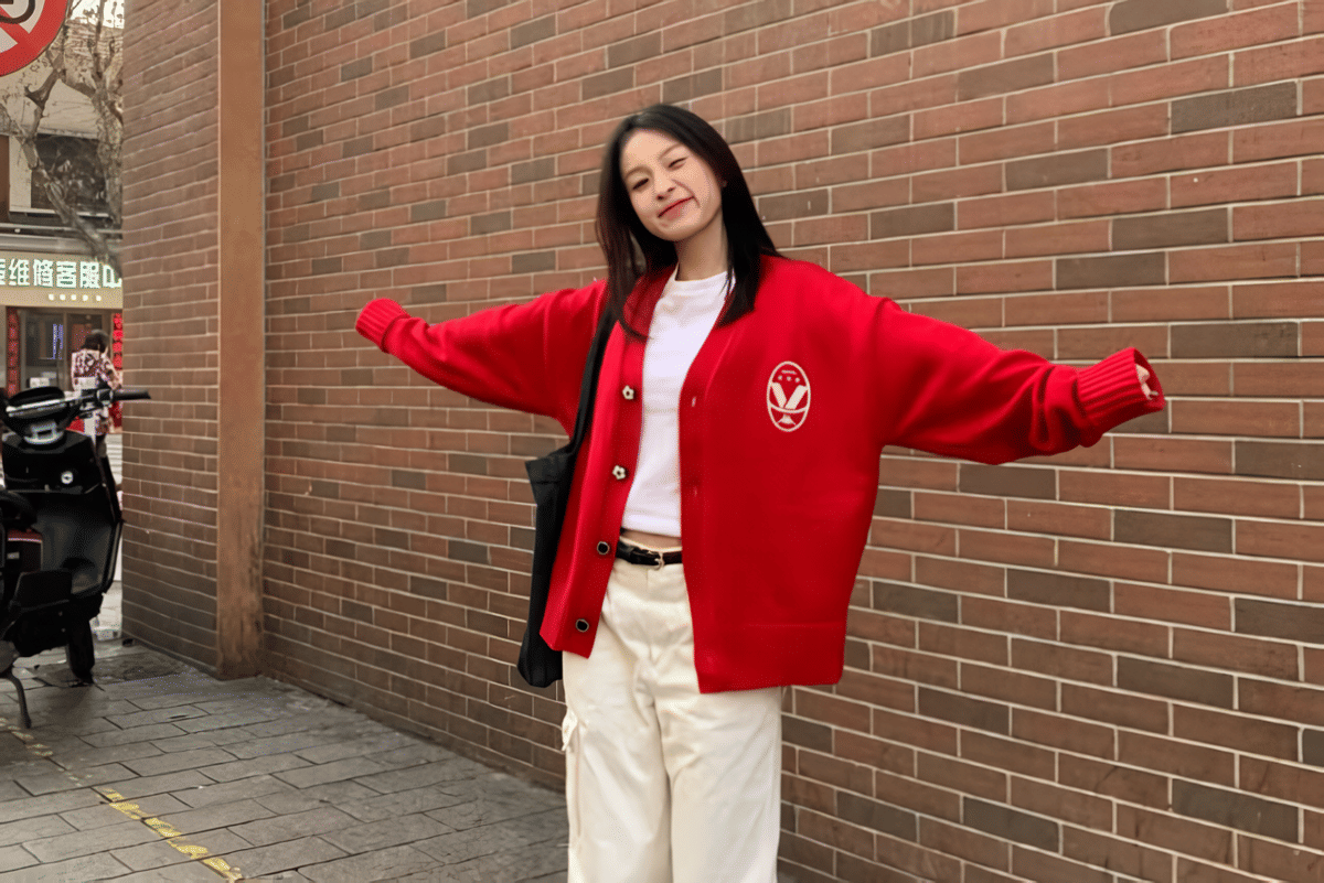 Cardigan Merah dan Celana Putih.png