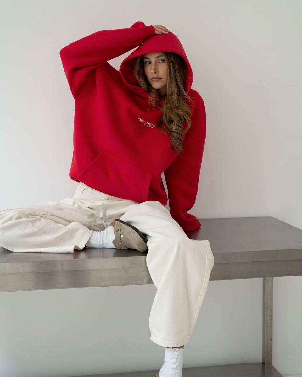 Hoodie Merah dan Track Pants Putih.jpg