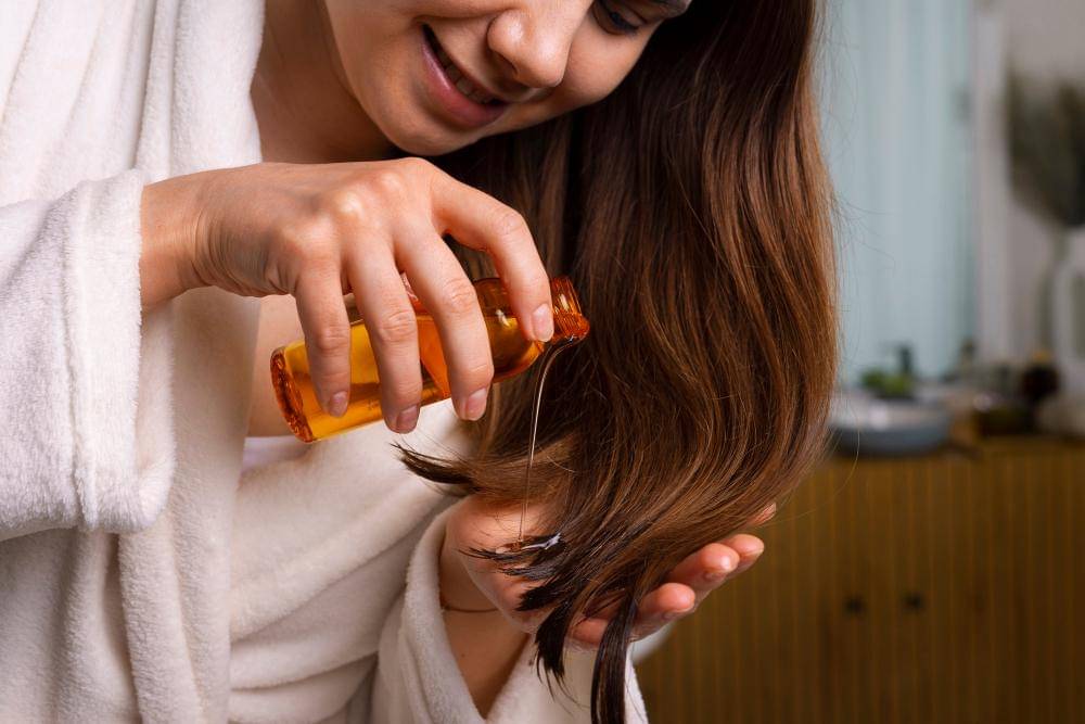 ilustrasi menuang hair oil