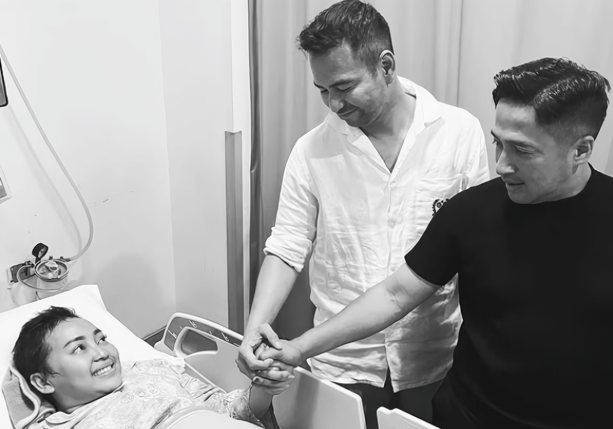 Potret Mpok Alpa ketika dijenguk oleh Raffi Ahmad dan Irfan Hakim.png