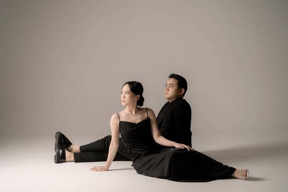 ilustrasi foto prewedding dengan busana hitam (pinterest.com)