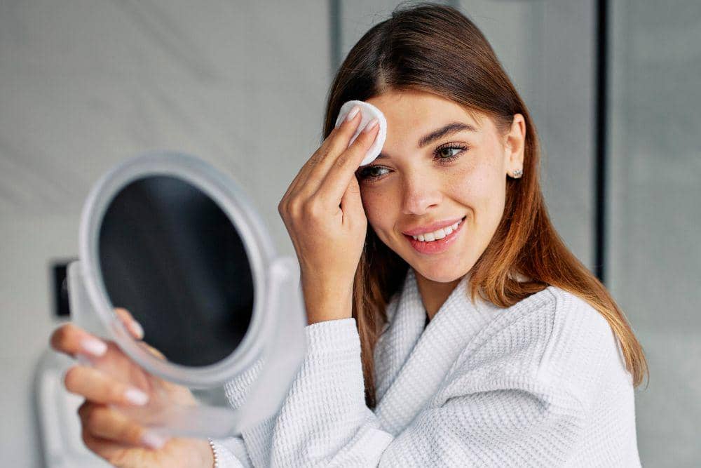 ilustrasi membersihkan wajah