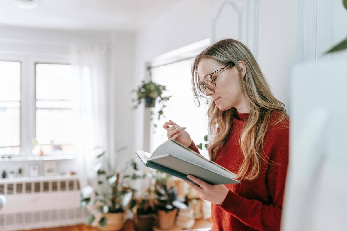 Ilustrasi memikirkan tujuan jangka panjang. (pexels.com/George Milton)