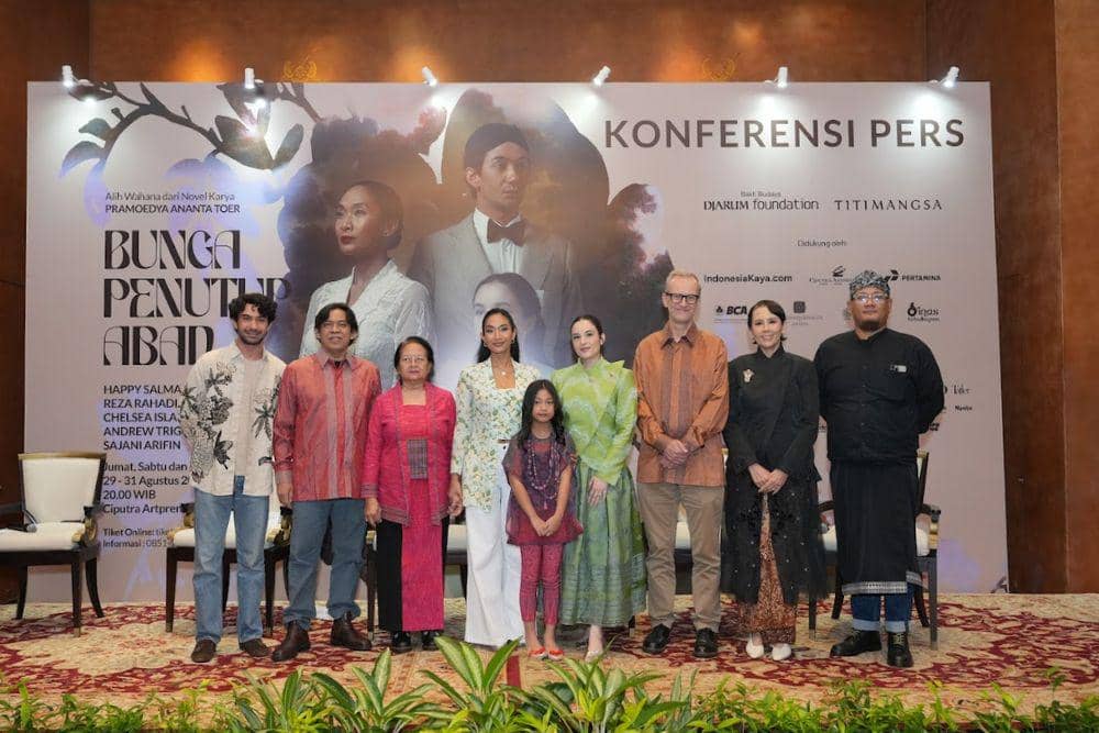 Reza Rahadian (pemeran Minke), Wawan Sofwan (sutradara dan penulis naskah), Astuti Ananta Toer (perwakilan keluarga Pram), Happy Salma (produser dan pemeran Nyai Ontosoroh), Sajani Arifin (pemeran May Marais), Chelsea Islan (pemeran Annelies), Andrew Trigg (pemeran Jean Marais), Renitasari Adrian (Program Director Bakti Budaya Djarum Foundation), dan Aditya Ananta Toer (perwakilan Pramoedya Ananta Toer Foundation). (Dok. Titimangsa-Bakti Budaya Djarum Foundation)