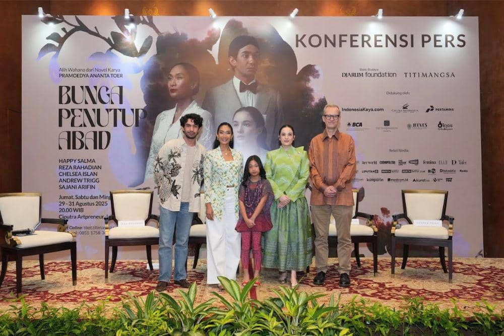 Jajaran pemeran utama dalam teater 'Bunga Penutup Abad', mulai dari Reza Rahadian, Happy Salma, Sajani Arifin, Chelsea Islan, dan Andrew Trigg. (Dok. Titimangsa-Bakti Budaya Djarum Foundation)