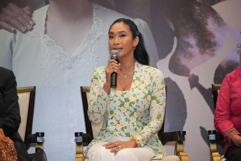 Happy Salma sebagai produser sekaligus memerankan Nyai Ontosoroh dalam teater 'Bunga Penutup Abad'. (Dok. Titimangsa-Bakti Budaya Djarum Foundation)