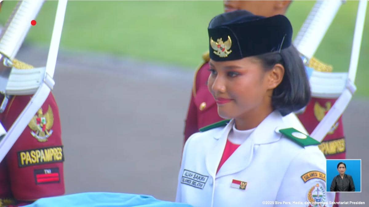 Pembawa Baki Penurunan Bendera 1.jpg