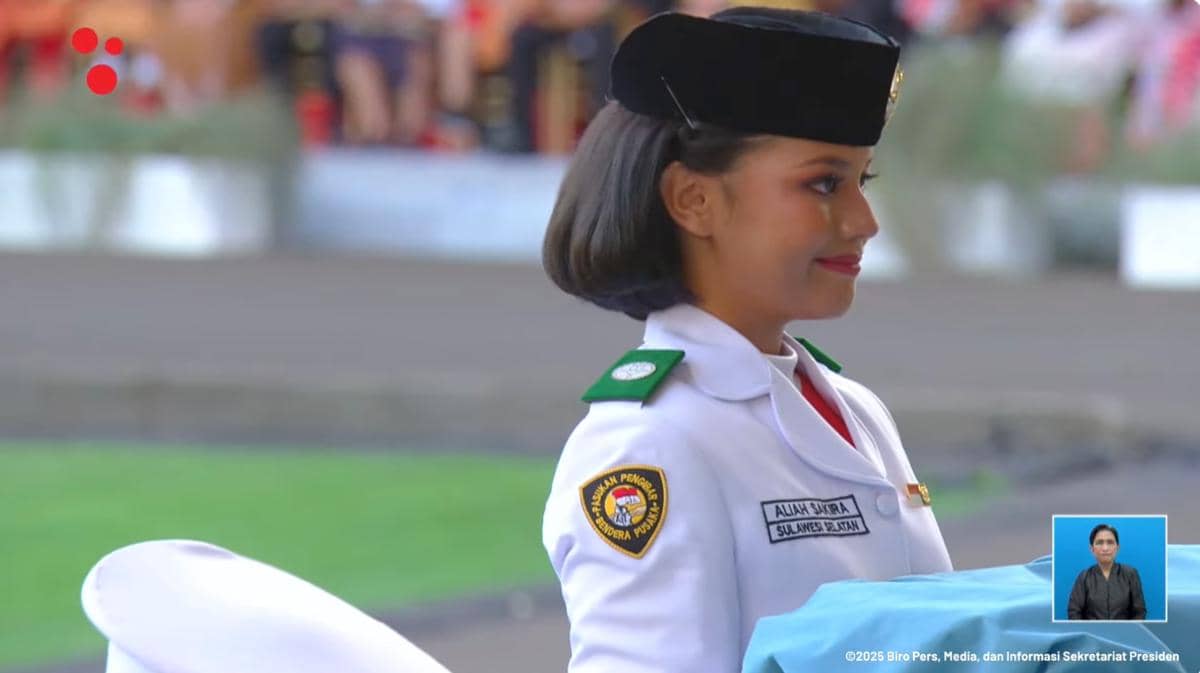 Pembawa Baki Penurunan Bendera 2.jpg