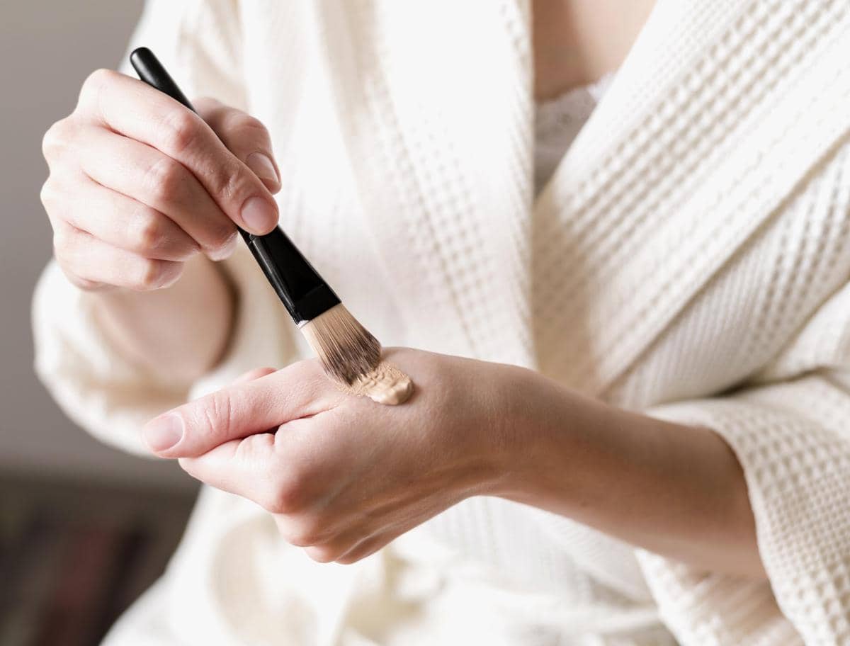 ilustrasi memakai foundation