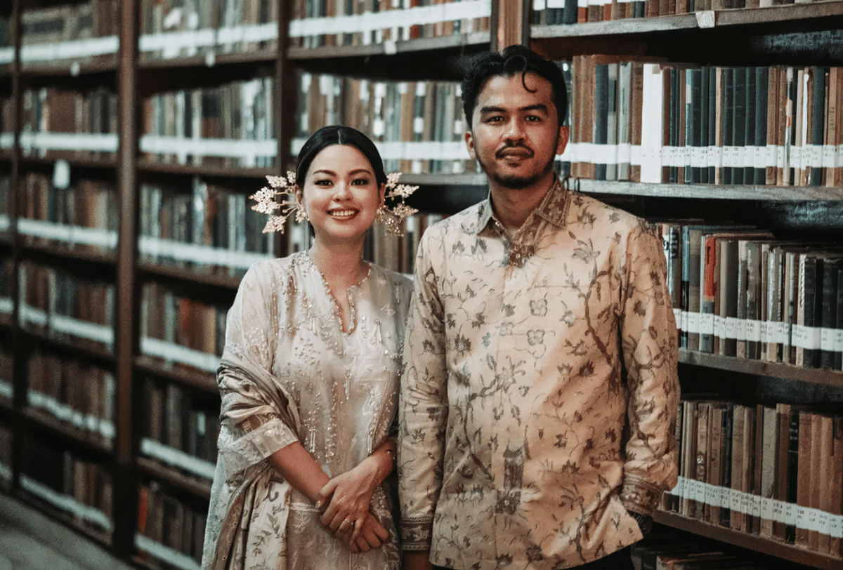 Gustika Jusuf dan tunangannya dalam balutan baju adat.png