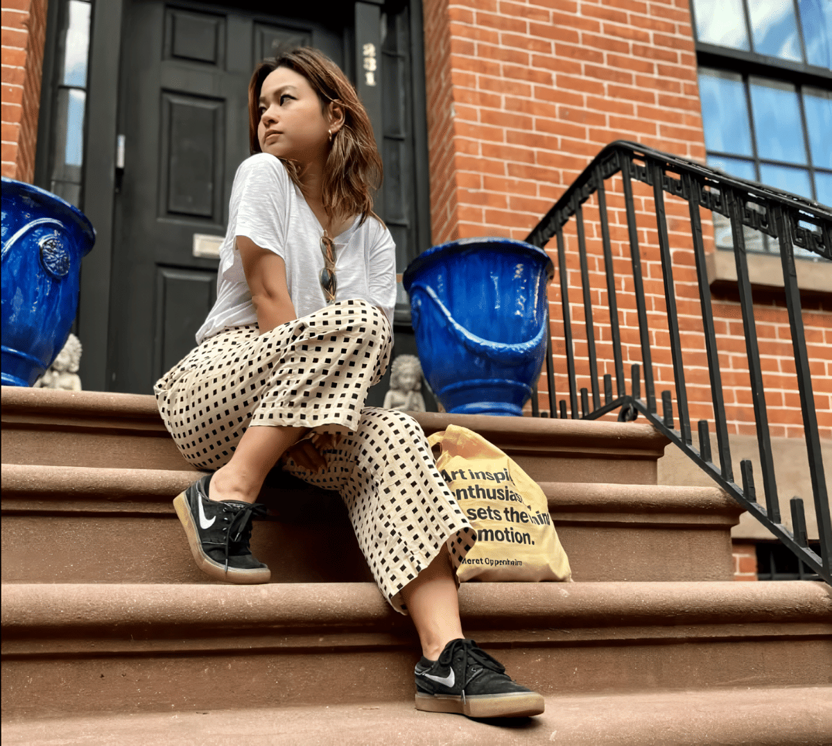 Gustika Jufsuf dalam balutan baju kasual.png