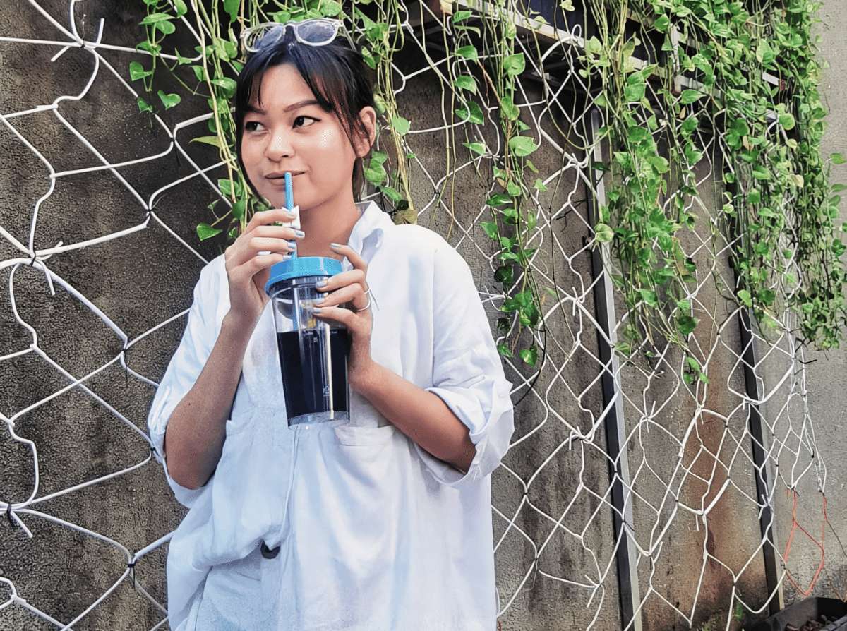 Gustika Jusuf dalam balutan baju serba putih.png