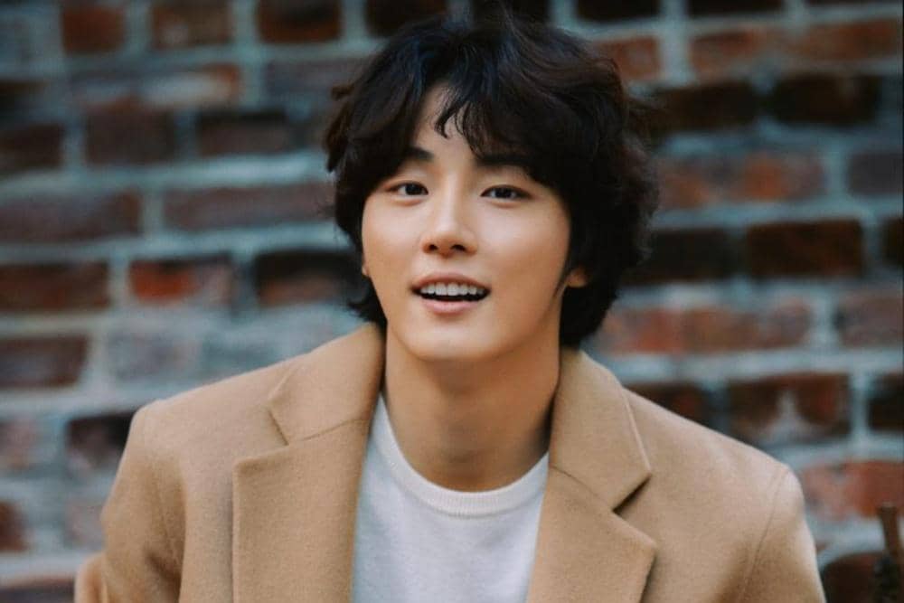Yoon-Shi-Yoon_4-768x1024.jpg