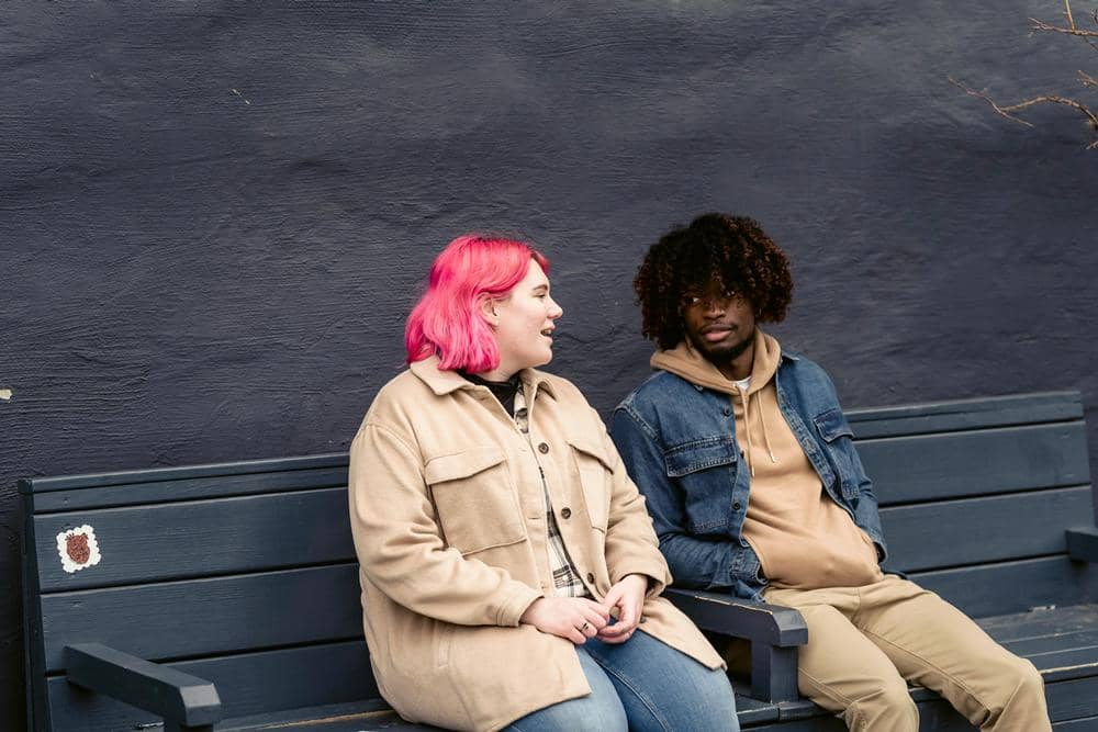 ilustrasi perempuan dan laki-laki ngobrol (pexels.com/John Diez)