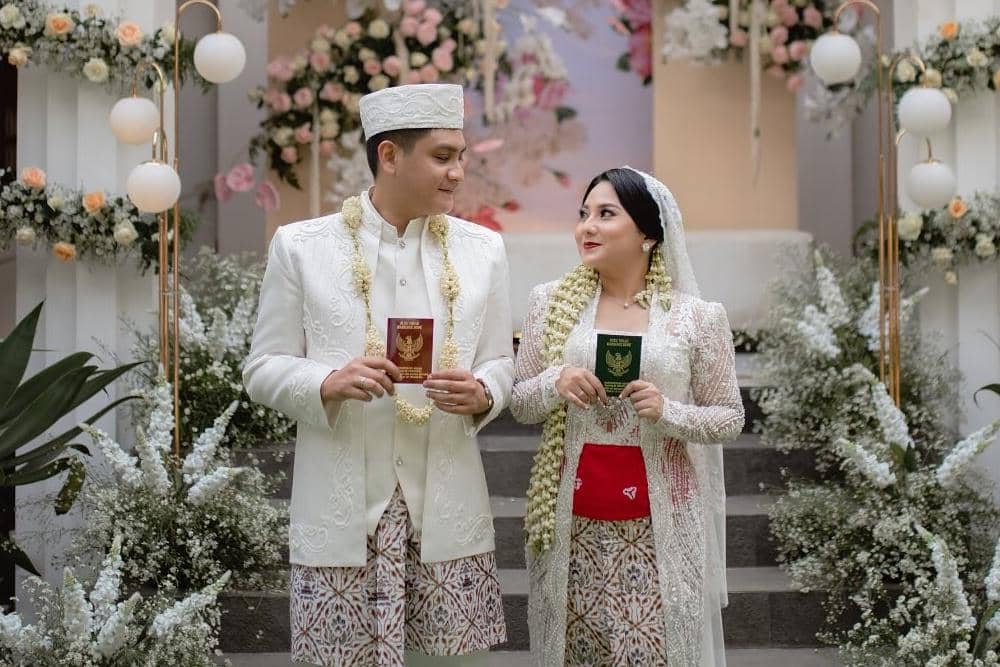 ilustrasi pengantin memegang buku nikah (instagram.com/@extraordinary_wo)