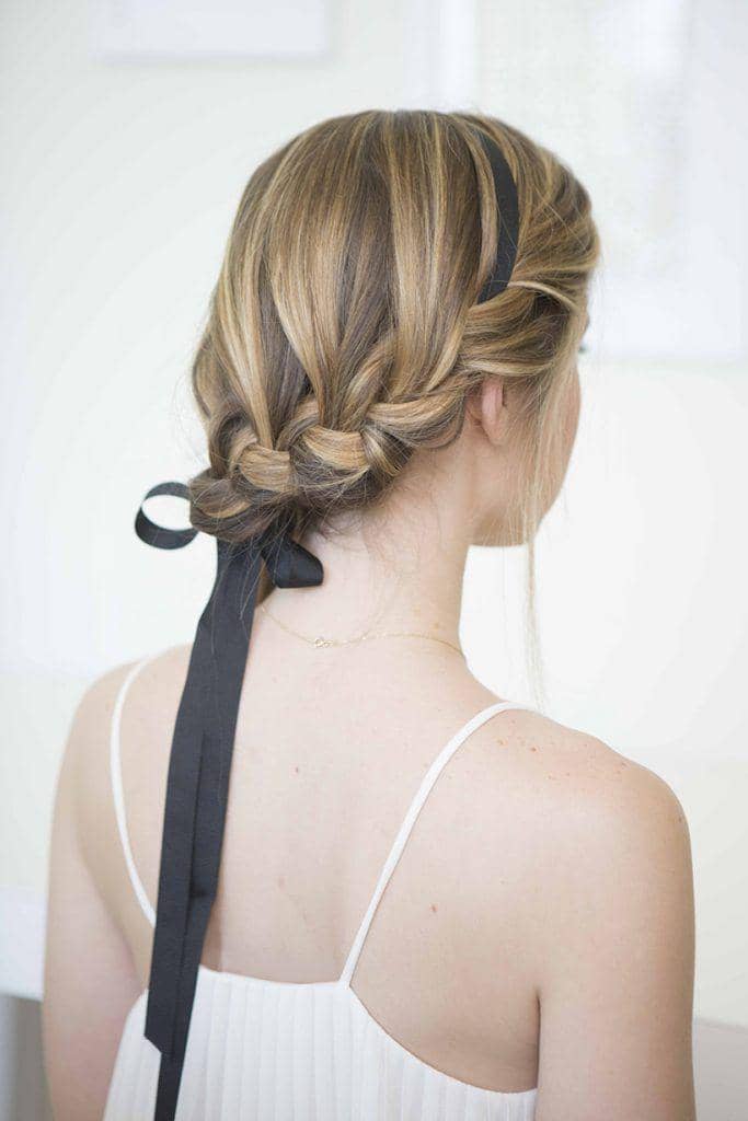 variasi styling rambut pendek dengan pita