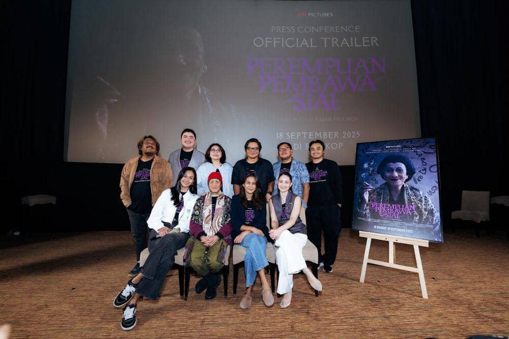 Jajaran cast dan filmmakers 'Perempuan Pembawa Sial' saat berada di konferensi pers dari trailer resmi filmnya di XXI Plaza Senayan pada Rabu (20/08/2025). (Dok. Goodwork)