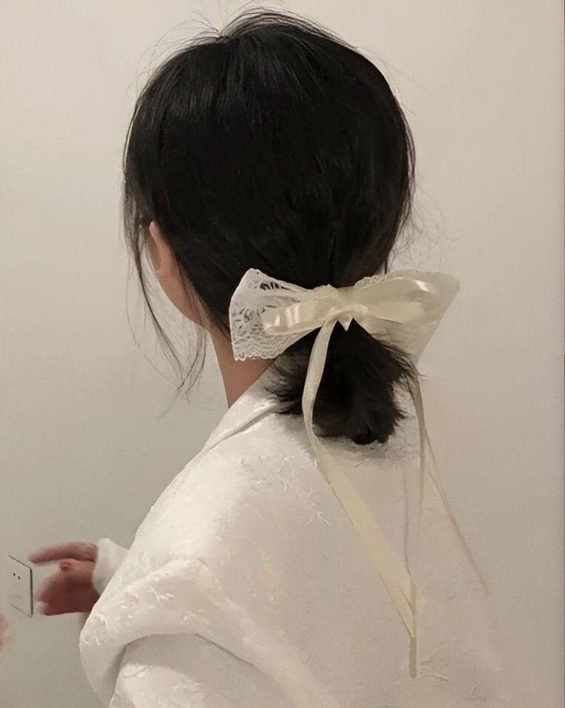 variasi styling rambut pendek dengan pita