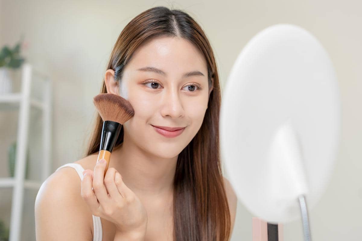 13 Loose Powder Terbaik untuk Mengunci Make Up