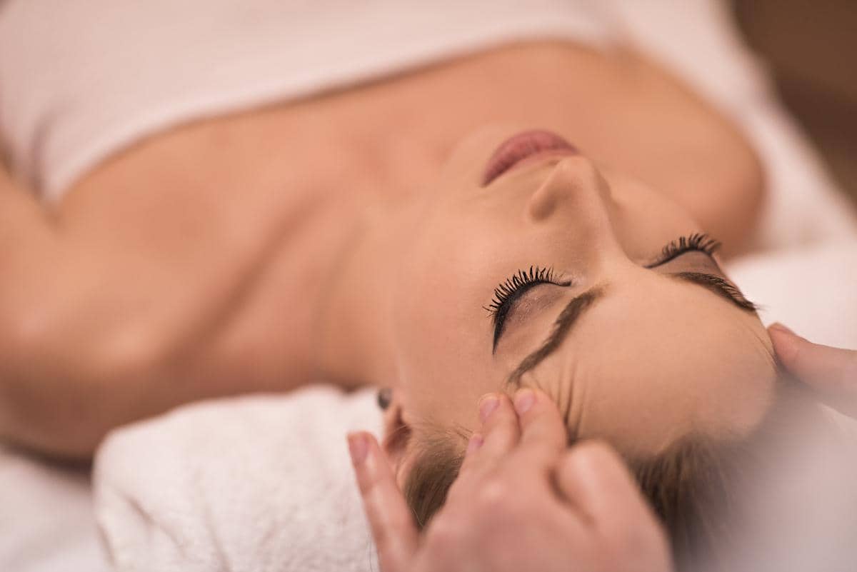 7 Cara Mengatasi Rambut Rontok Setelah Melahirkan