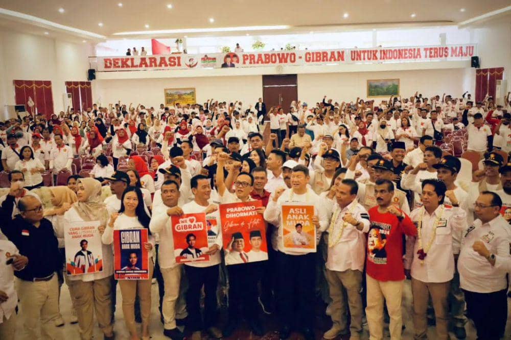 Potret Immanuel Ebenezer sebagai Ketua Umum Prabowo Mania 08 bersama sekelompok pendukung Prabowo-Gibran. (instagram.com/immanuelebenezer)
