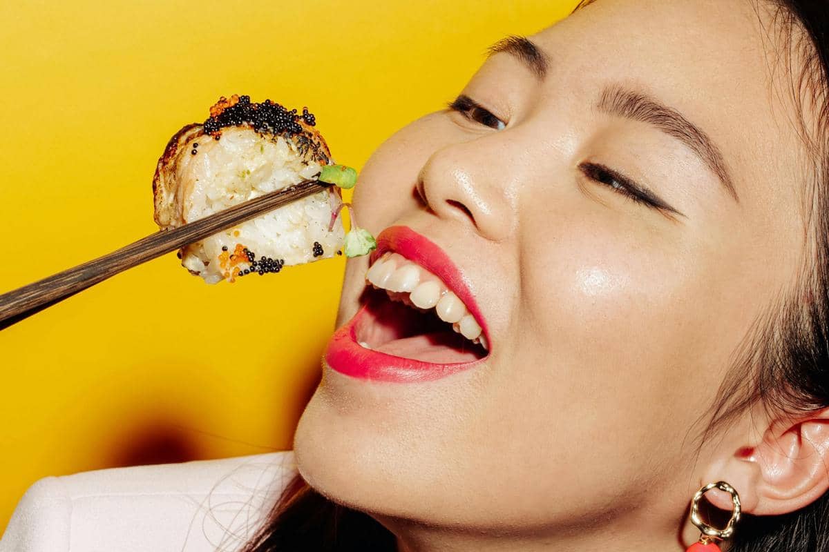 12 Merk Lipstik yang Tahan Lama dan Tidak Luntur saat Makan