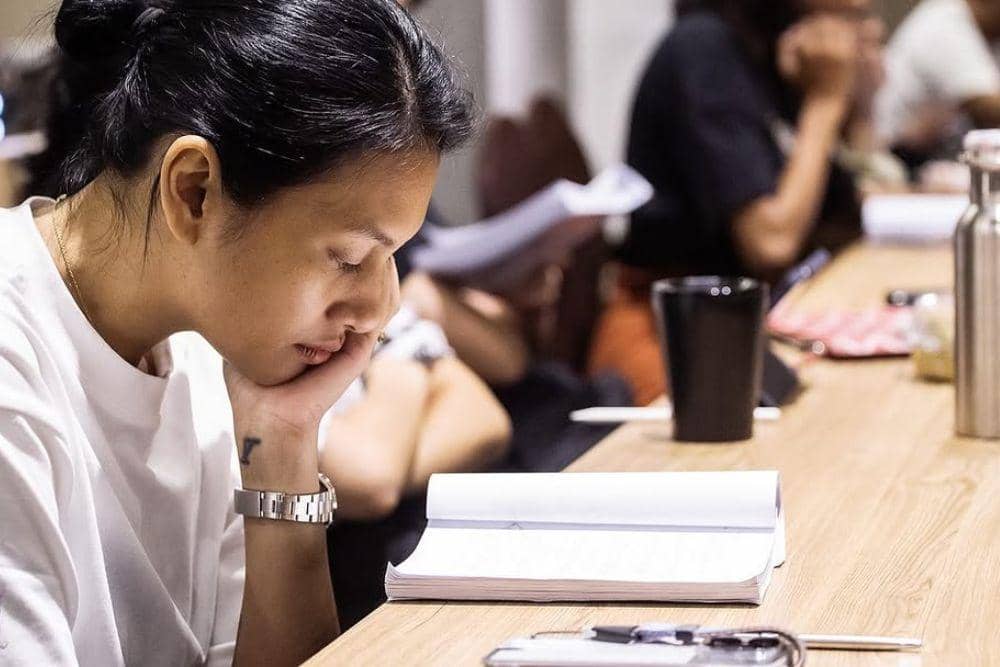 Pemeran Mirah, Raihaanun melewati proses script reading 'Ratu Sihir, sebelum berganti nama menjadi 'Perempuan Pembawa Sial'. (instagram.com/idnpictures)