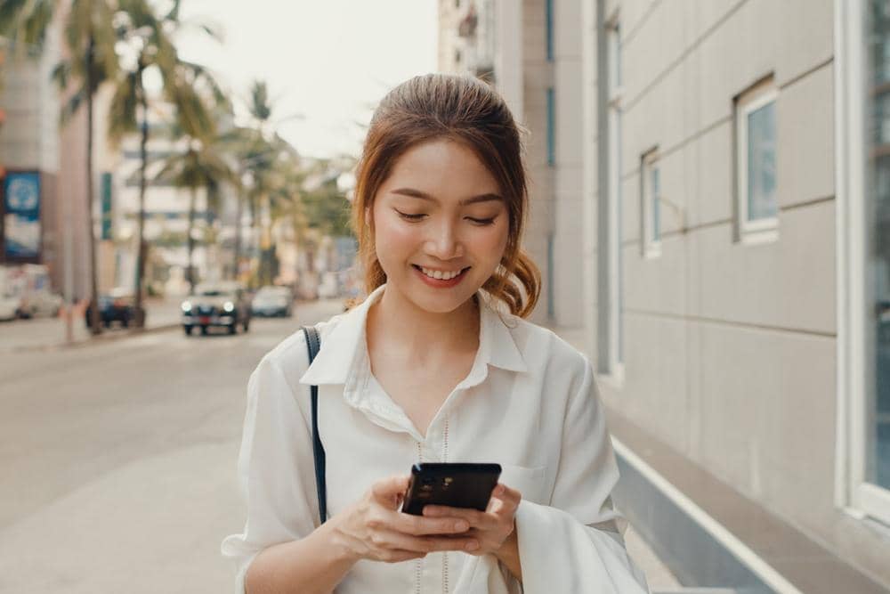 ilustrasi perempuan menggunakan hp (freepik.com/tirachardz)