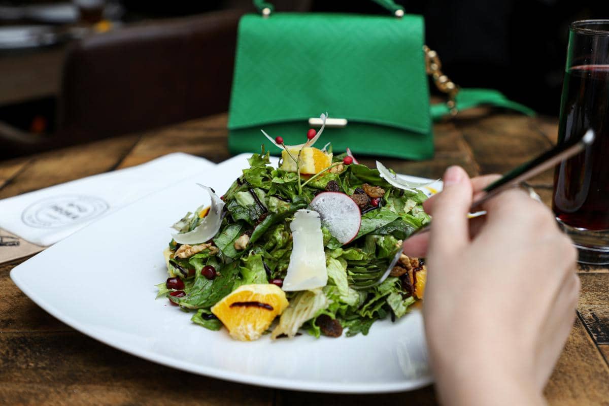 7 Cara Mengatasi Rambut Rontok Setelah Melahirkan