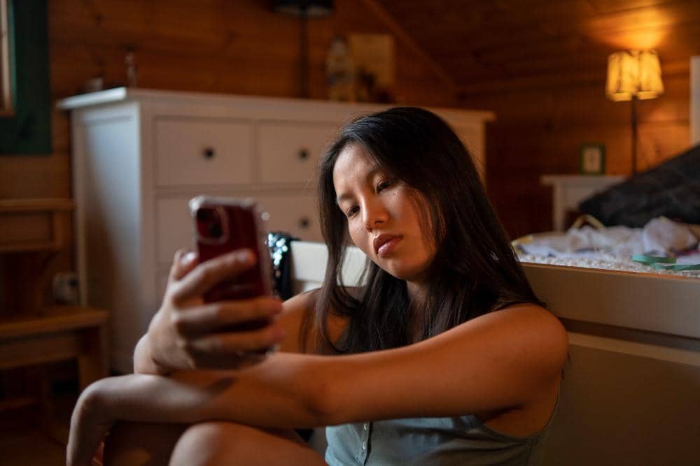 ilustrasi perempuan menggunakan hp (freepik.com/freepik)