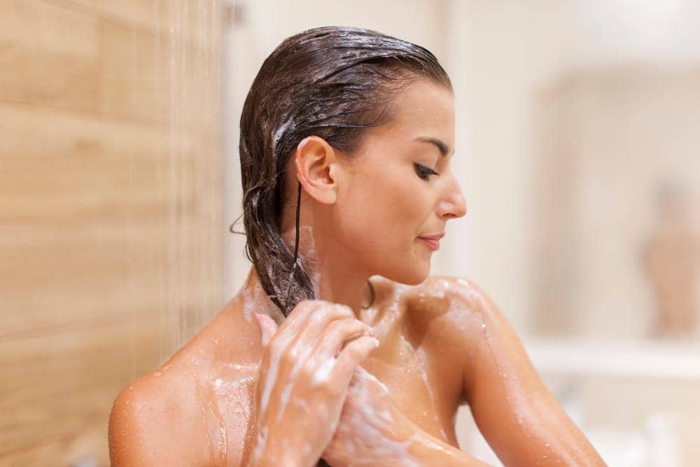 10 Cara Merawat Rambut Berwarna di Rumah, Mudah dan Awet