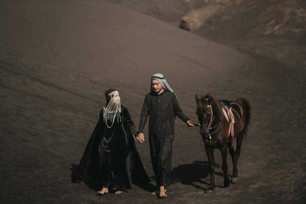 ilustrasi prewedding tema Arab (pinterest.com)
