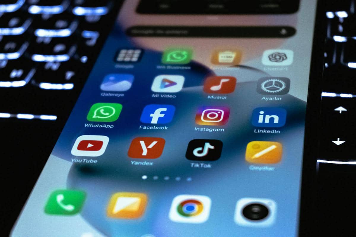 Ilustrasi ikon aplikasi sosial media di layar ponsel (Sumber: Pixabay via Pexels)