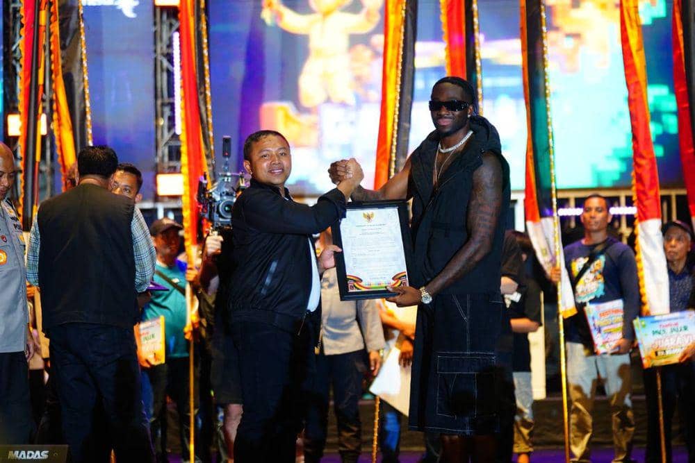 Momen Melly Mike dinobatkan sebagai Duta Pacu Jalur Dunia atas kontribusinya yang besar dalam memperkenalkan pacu jalur sampai ke berbagai belahan negara. (Dok. Media Center Riau)