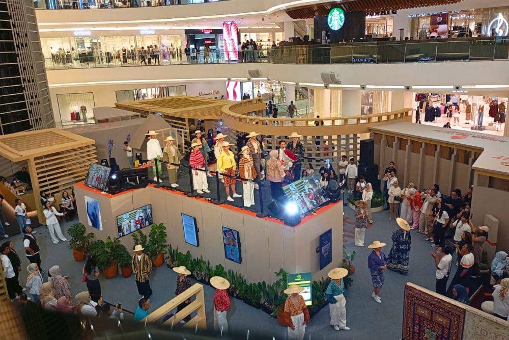 Momen saat fashion show dari Needle & Thread yang berlangsung meriah di Beyoutiful Symphony Festival 2025. (Dok. POPBELA.com/Evelyn Anggraini)