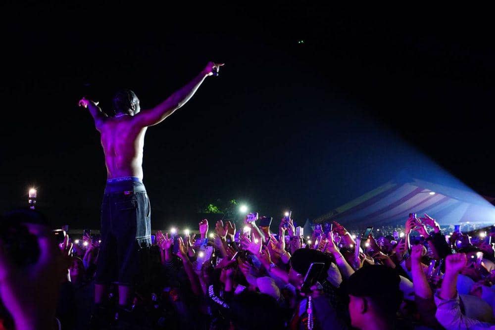 Ribuan warga antusias menyaksikan penampilan Melly Mike yang memeriahkan malam penutupan Festival Pacu Jalur 2025. (Dok. Media Center Riau)