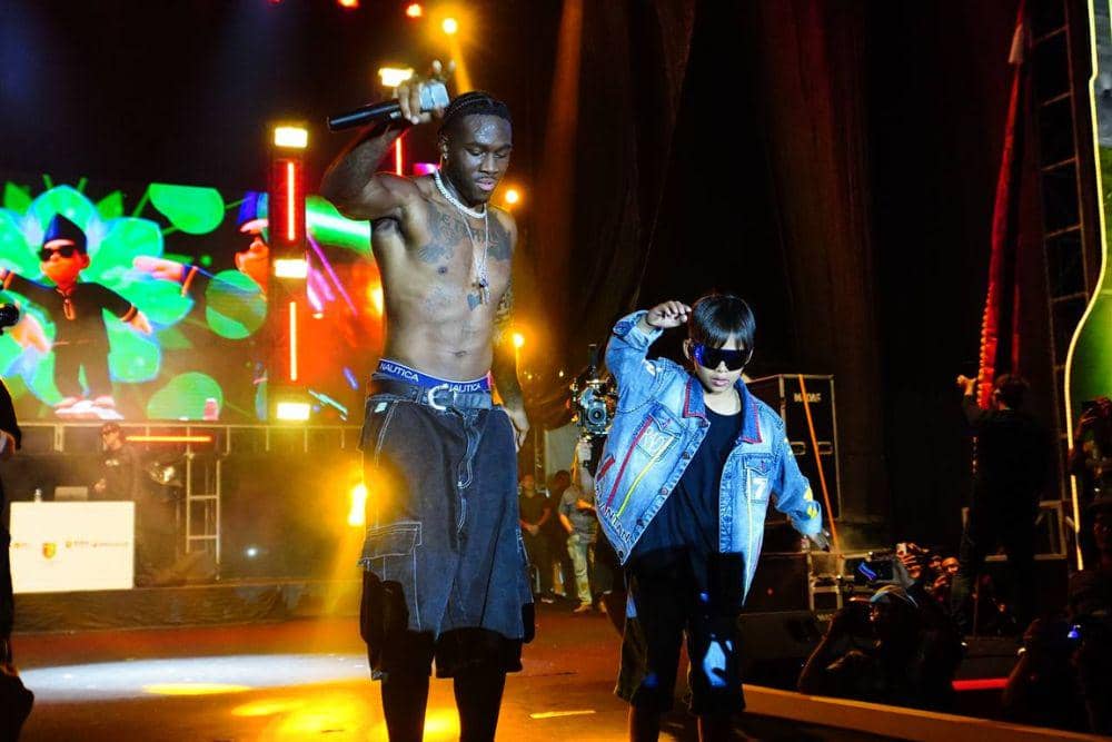 Melly Mike bersama Dikha, si bocah pacu jalur, lakukan gerakan Aura Farming yang viral. (Dok. Media Center Riau)