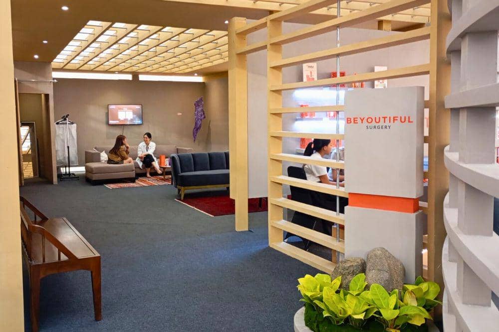 Beyoutiful Surgery, salah satu booth konsultasi dengan tim medis yang ada di Beyoutiful Symphony Festival 2025. (Dok. POPBELA.com/Evelyn Anggraini)