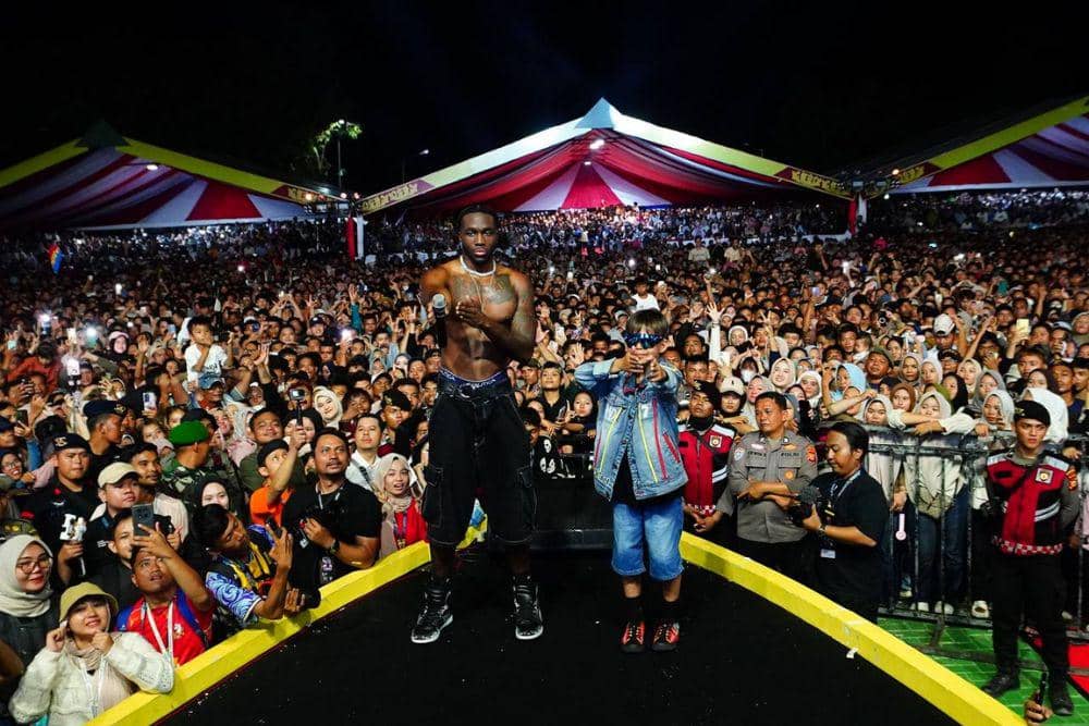 Melly Mike dan Rayyan Arkan Dikha sukses memeriahkan penutupan Festival Pacu Jalur 2025 di Teluk Kuantan, Riau. (Dok. Media Center Riau)