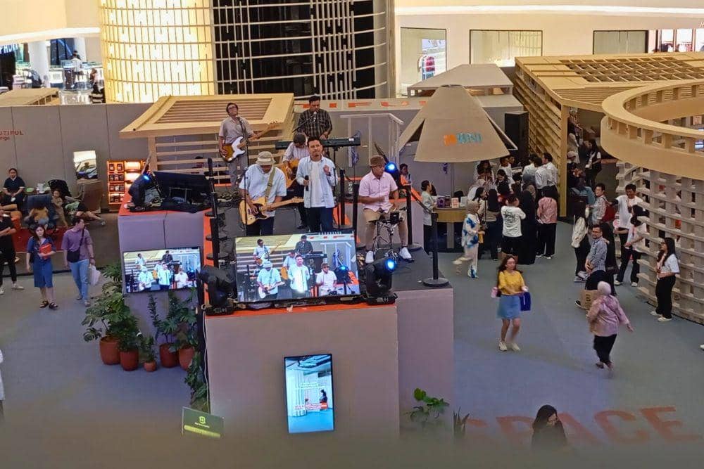 Penampilan dari Ballads of The Cliché yang turut menemani para pengunjung lewat lantunan musiknya di Beyoutiful Symphony Festival 2025. (Dok. POPBELA.com/Evelyn Anggraini)