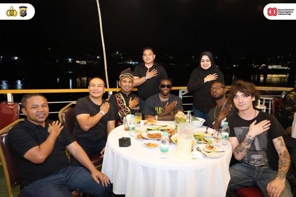 Momen Gubernur Riau dan Kapolda Riau menyambut Melly Mike dan rekan-rekannya dengan hidangan khas Riau. (instagram.com/herryheryawan)