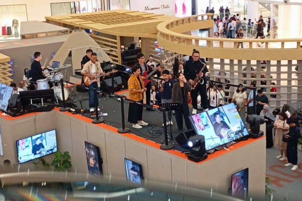 Momen spesial juga terjadi ketika Tompi mengajak kedua anaknya, Ayesha dan Zayn untuk ikut tampil bersama di panggung Beyoutiful Symphony Festival 2025. (Dok. POPBELA.com/Evelyn Anggraini)