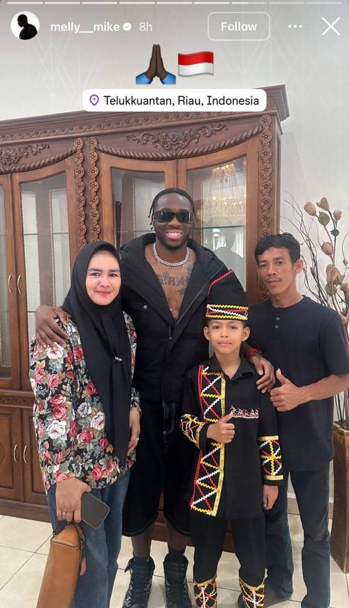 Melly Mike ikut berfoto bersama Rayyan Arkan Dikha, si bocah pacu jalur, bersama keluarganya. (instagram.com/melly__mike)