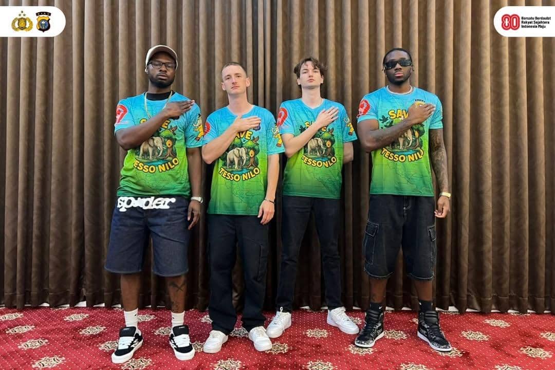 Melly Mike bersama rekan-rekannya suarakan "Save Tesso Nilo" jelang tampil di panggung festival Pacu Jalur. (instagram.com/herryheryawan)