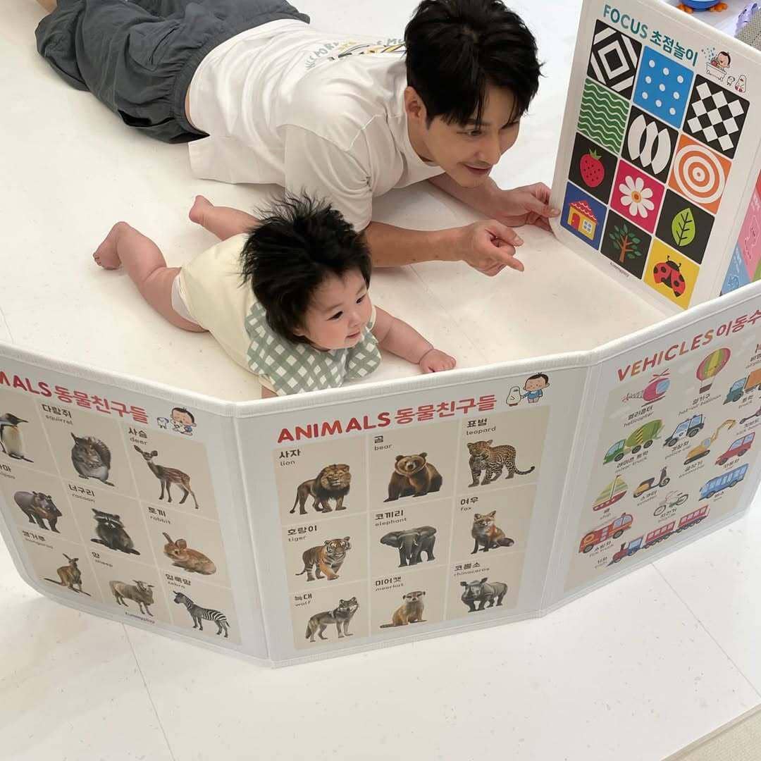 Potret Shim Haru sedang membaca buku bersama ayahnya. (instagram.com./tak9988)
