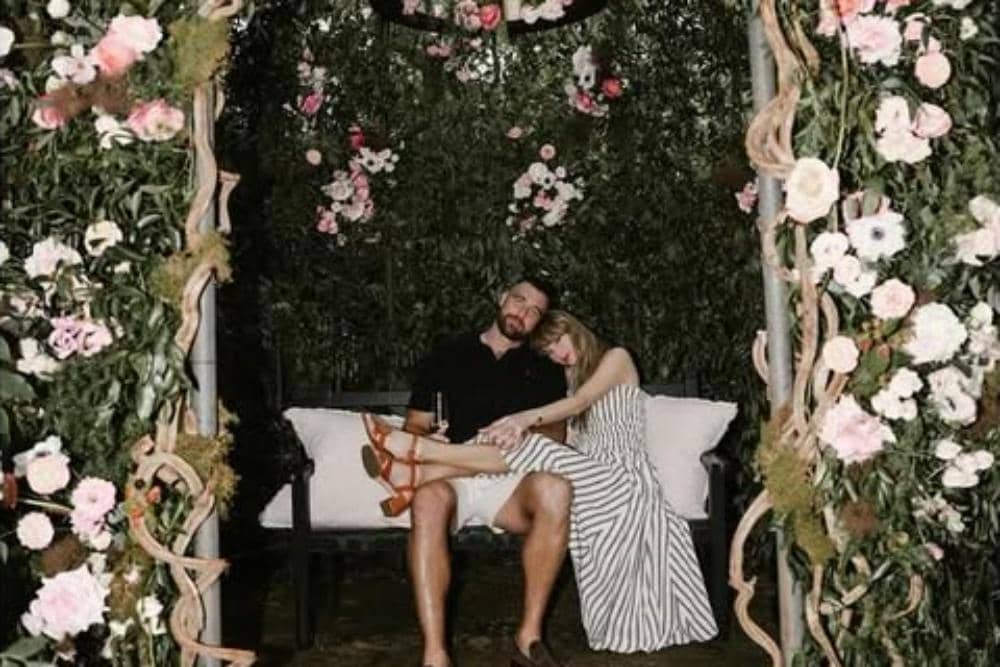 unggahan instagram Taylor Swift dan Travis Kelce 